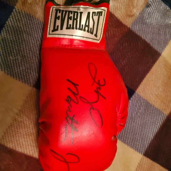 Floyd Mayweather Jr. Signed Boxing Glove - Picture 2 of 5